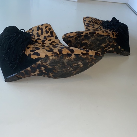 Betsey Johnson Leopard Calf Hair/Black Suede Fringed, 4” Wedge Bootie. Size 10 - Picture 5 of 10